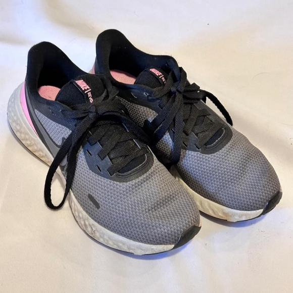 Size 7 Nike Revolution 5 Running Gym Shoes / Sneakers - Black & Pink (Women's) - Picture 3 of 10